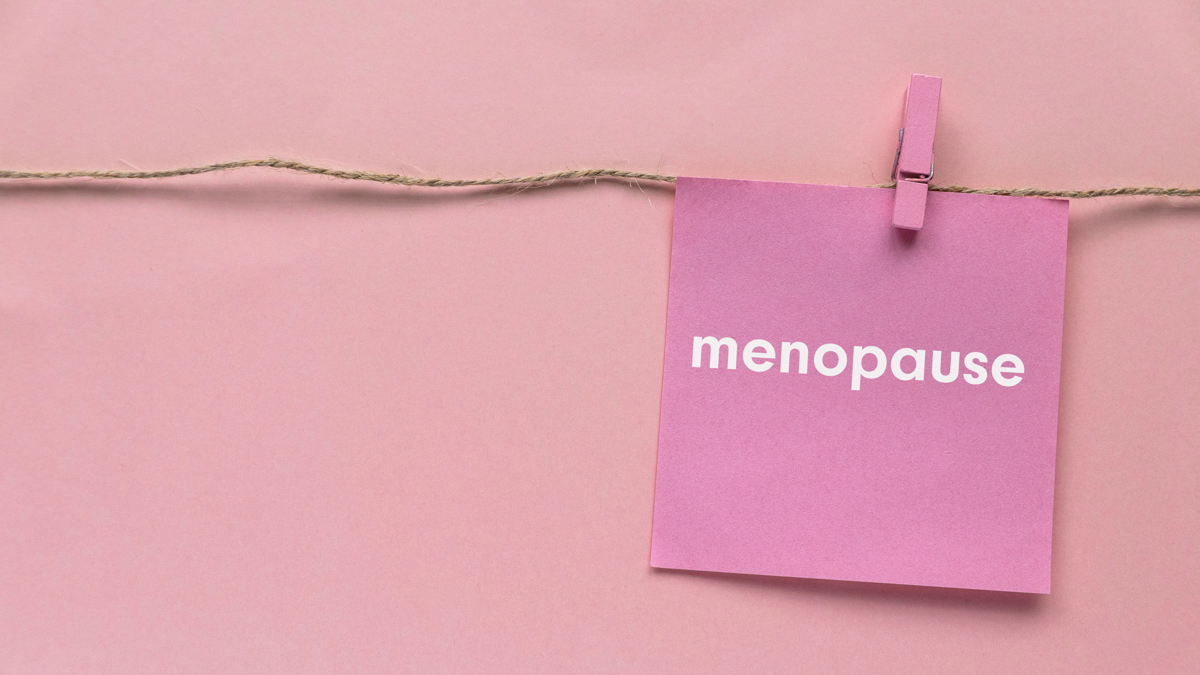 Mujer adulta en una consulta médica durante una conversación sobre salud