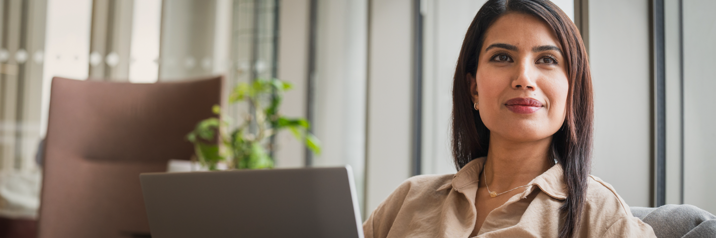 Woman studying with a laptop. Introductory online formation: Foundations of Integrative Ayurveda.