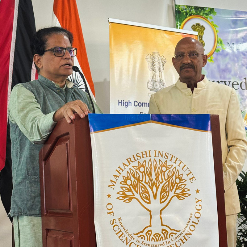 Prof. Dr. Hariharan Seetharaman, Dean at The University of the West Indies, presents the importance of integrative medicine alongside Prof. Carl Camelia, Vice-Rector of UMLAC.